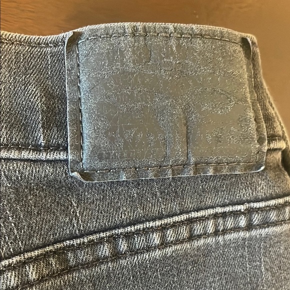 Charcoal Gray Levi’s Skinny Jeans with Classic Denim Wash - Picture 5 of 8